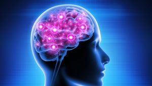 Silueta glave s prikazom mozga koji svijetli ljubičastim svjetlima na plavoj pozadini.