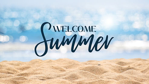 Pješčana plaža s tekstom 'Welcome Summer' na pozadini mora i plavog neba.